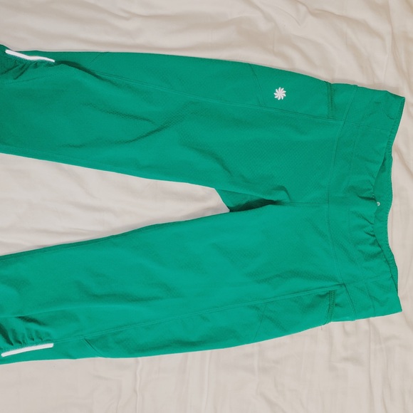 Athleta Dobby Be Free green capri leggings - Picture 4 of 4